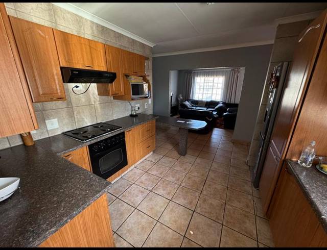 3 BEDROOM TOWNHOUSE FOR SALE IN GLEN MARAIS
